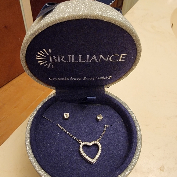 Brilliance Crystals from Swarovski Heart pendant on a 16" chain with earrings. - Picture 4 of 4